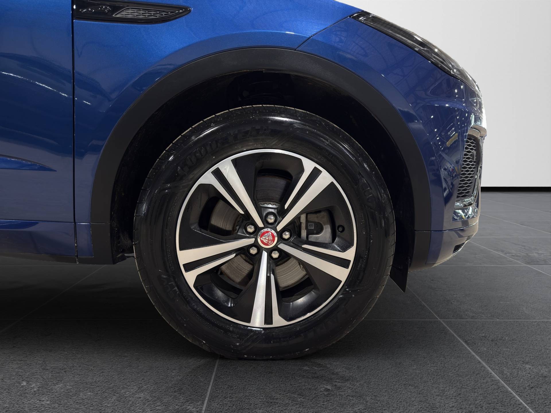 JAGUAR E-Pace E-Pace 2.0d i4 mhev R-Dynamic SE awd 163cv auto usata in pronta consegna - Brandini