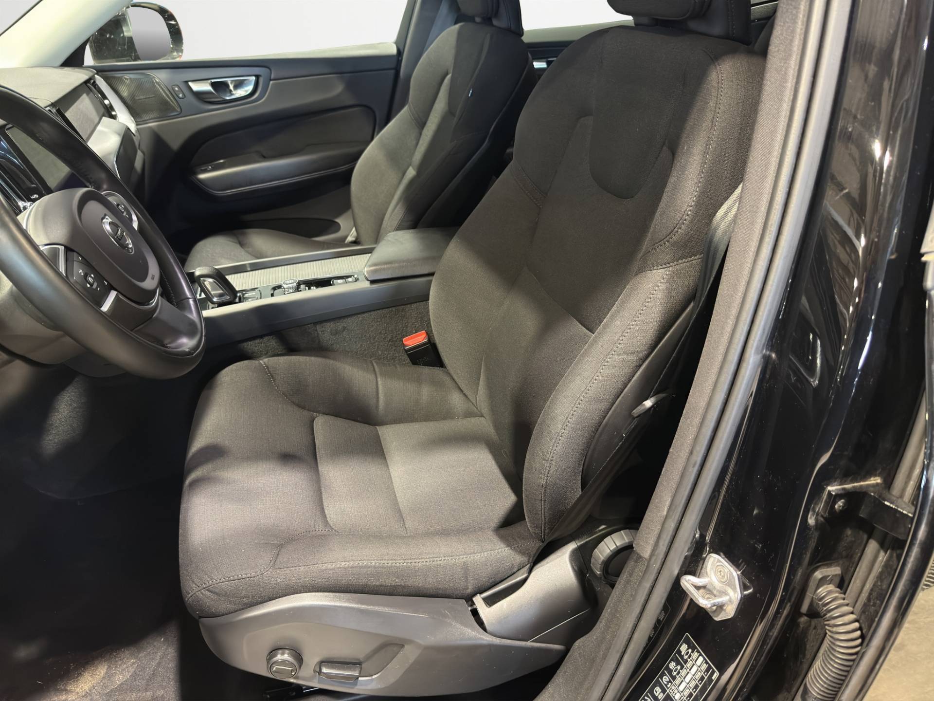 VOLVO XC60 XC60 2.0 b4 Momentum Pro awd auto usata in pronta consegna - Brandini