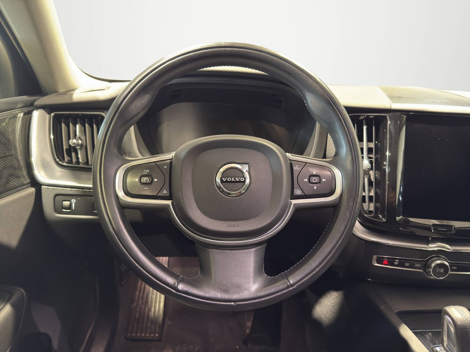VOLVO XC60 XC60 2.0 b4 Momentum Pro awd auto usata in pronta consegna - Brandini