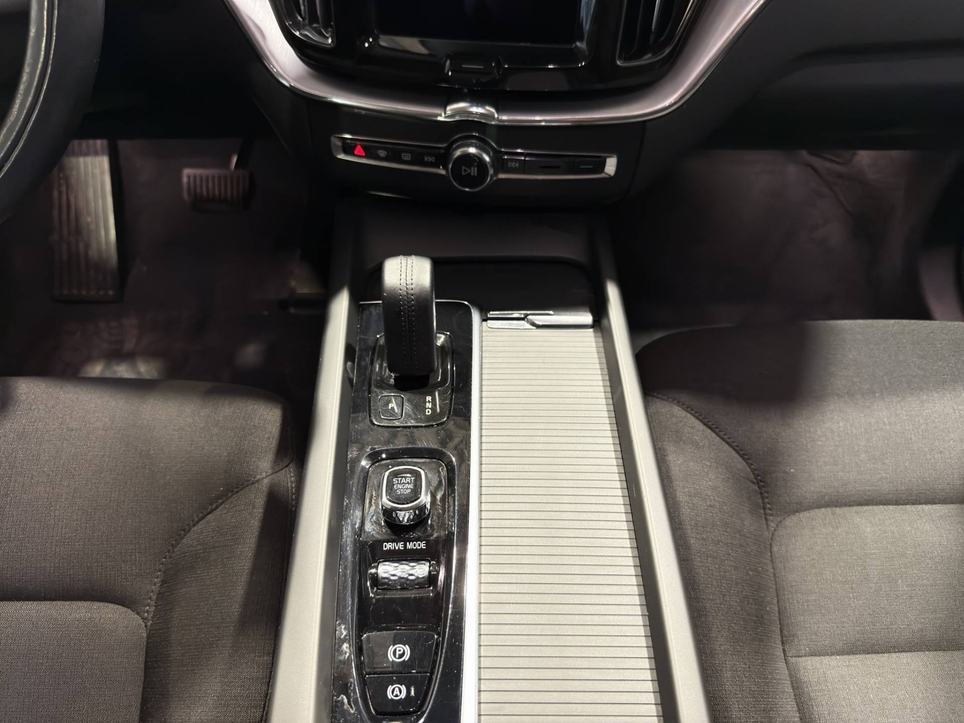 VOLVO XC60 XC60 2.0 b4 Momentum Pro awd auto usata in pronta consegna - Brandini