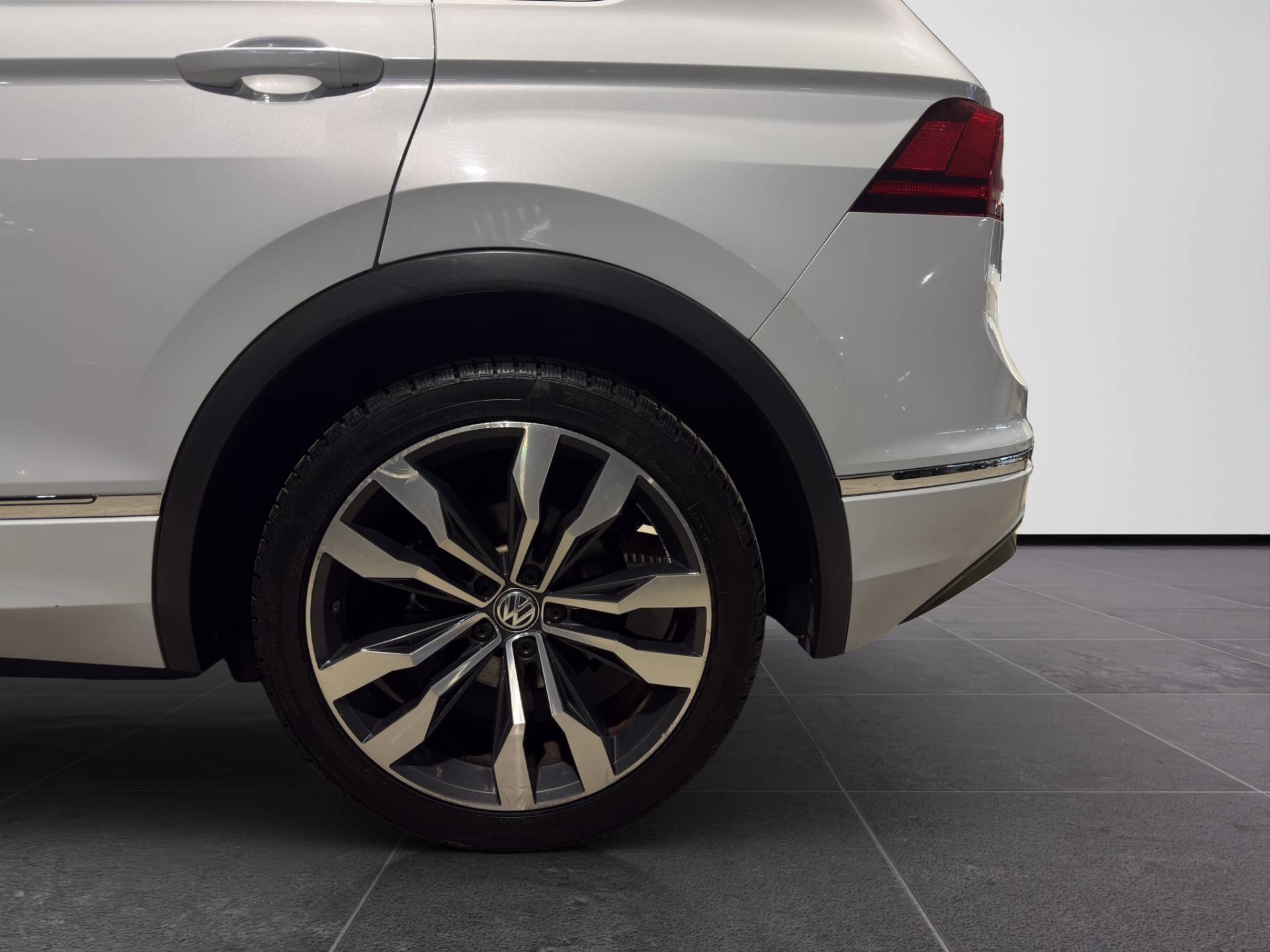 VOLKSWAGEN Tiguan Tiguan 2.0 tdi Advanced R-Line Exterior Pack 150cv dsg usata in pronta consegna - Brandini