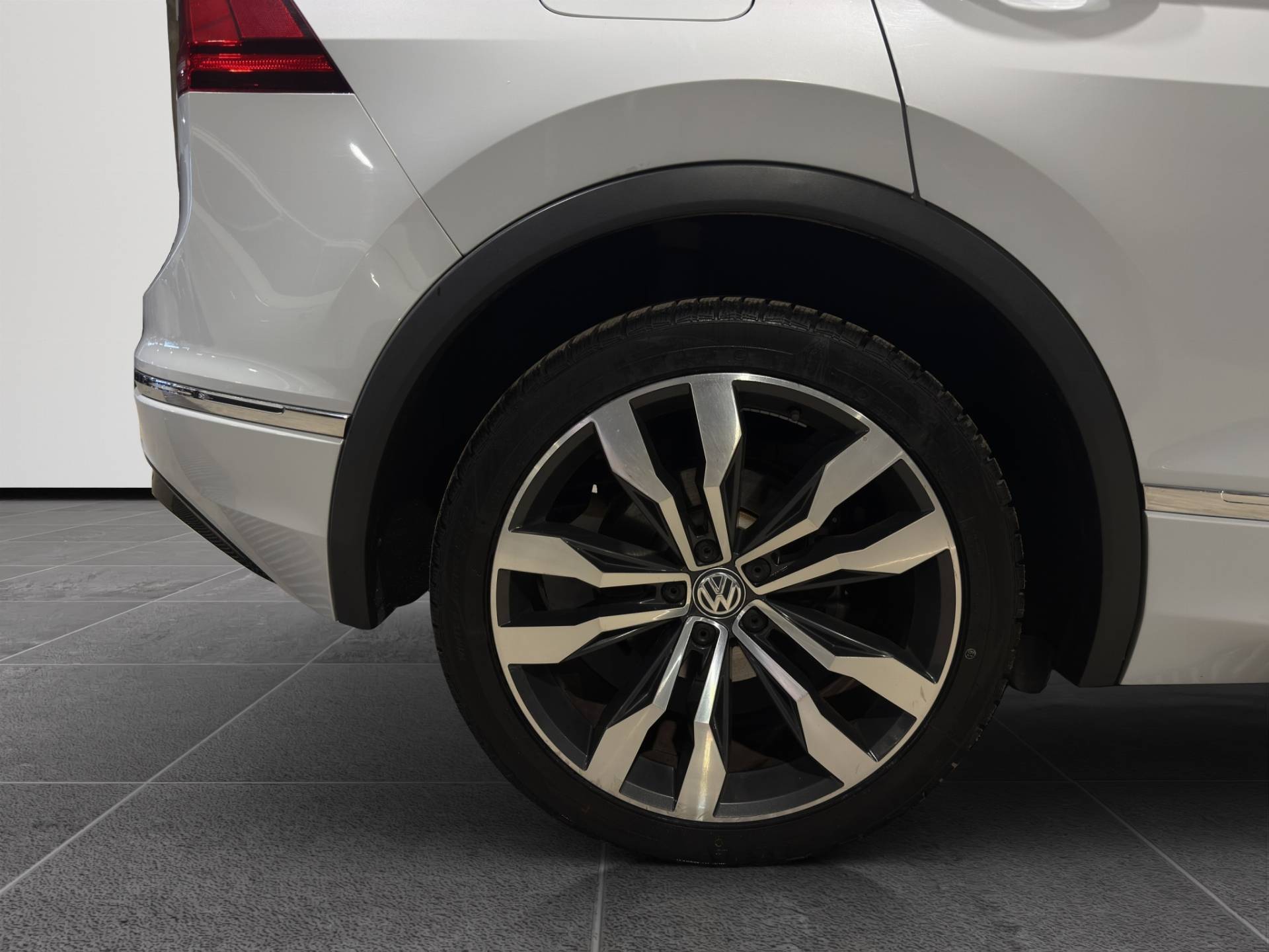 VOLKSWAGEN Tiguan Tiguan 2.0 tdi Advanced R-Line Exterior Pack 150cv dsg usata in pronta consegna - Brandini