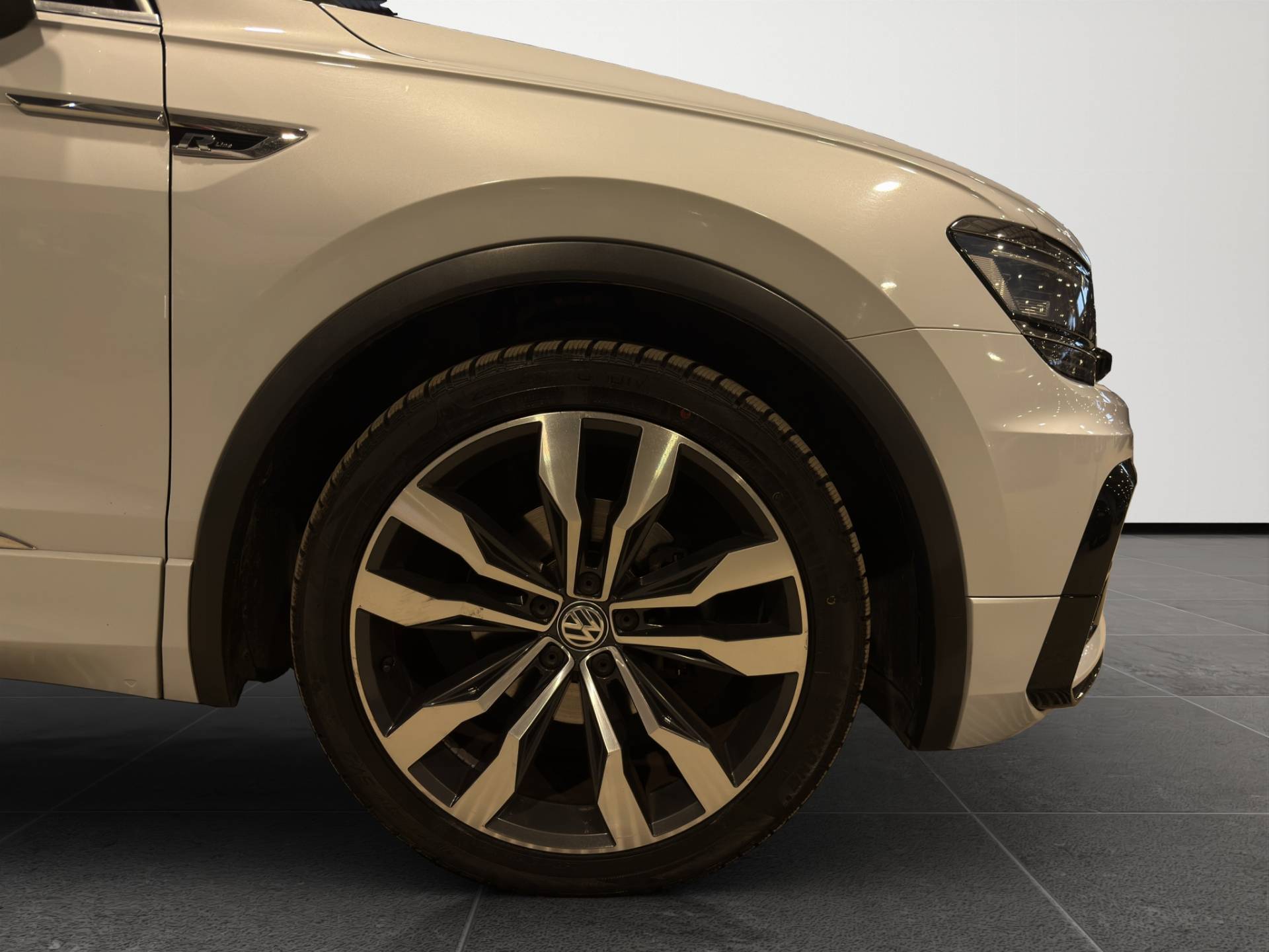 VOLKSWAGEN Tiguan Tiguan 2.0 tdi Advanced R-Line Exterior Pack 150cv dsg usata in pronta consegna - Brandini