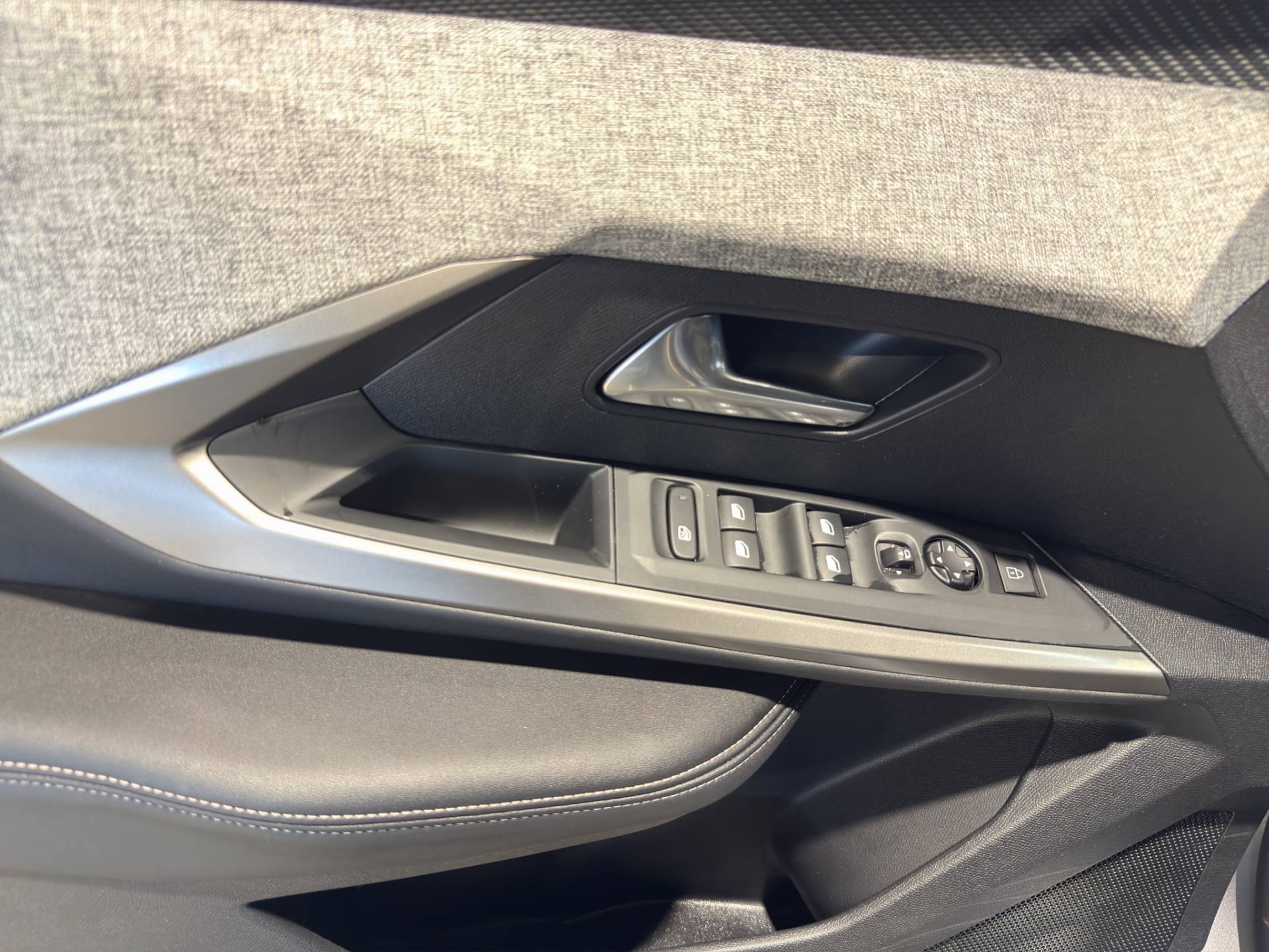 PEUGEOT 3008 3008 1.2 hybrid Allure 136cv e-dcs6 usata in pronta consegna - Brandini