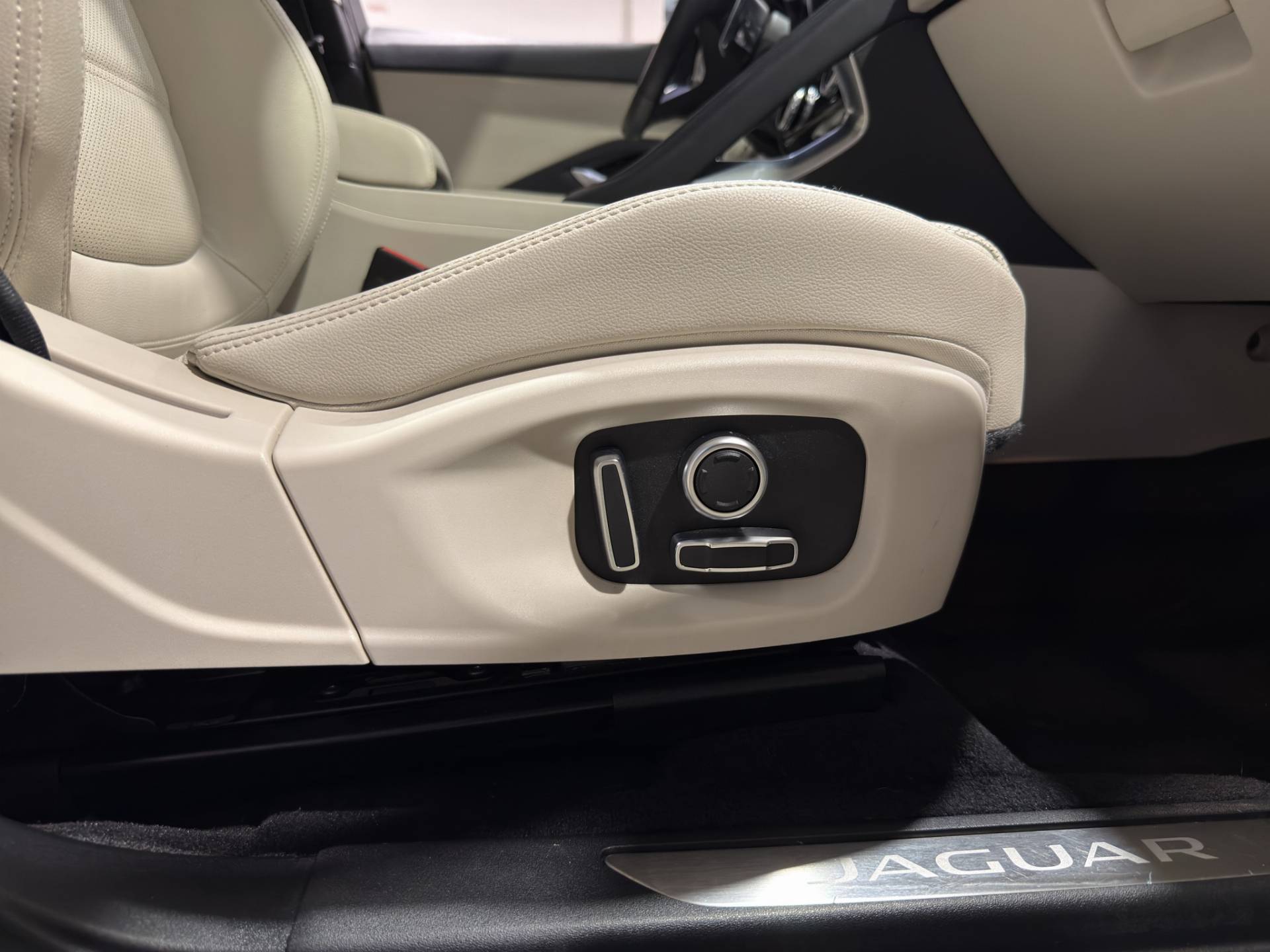 JAGUAR E-Pace E-Pace 2.0d i4 mhev S awd 163cv auto usata in pronta consegna - Brandini