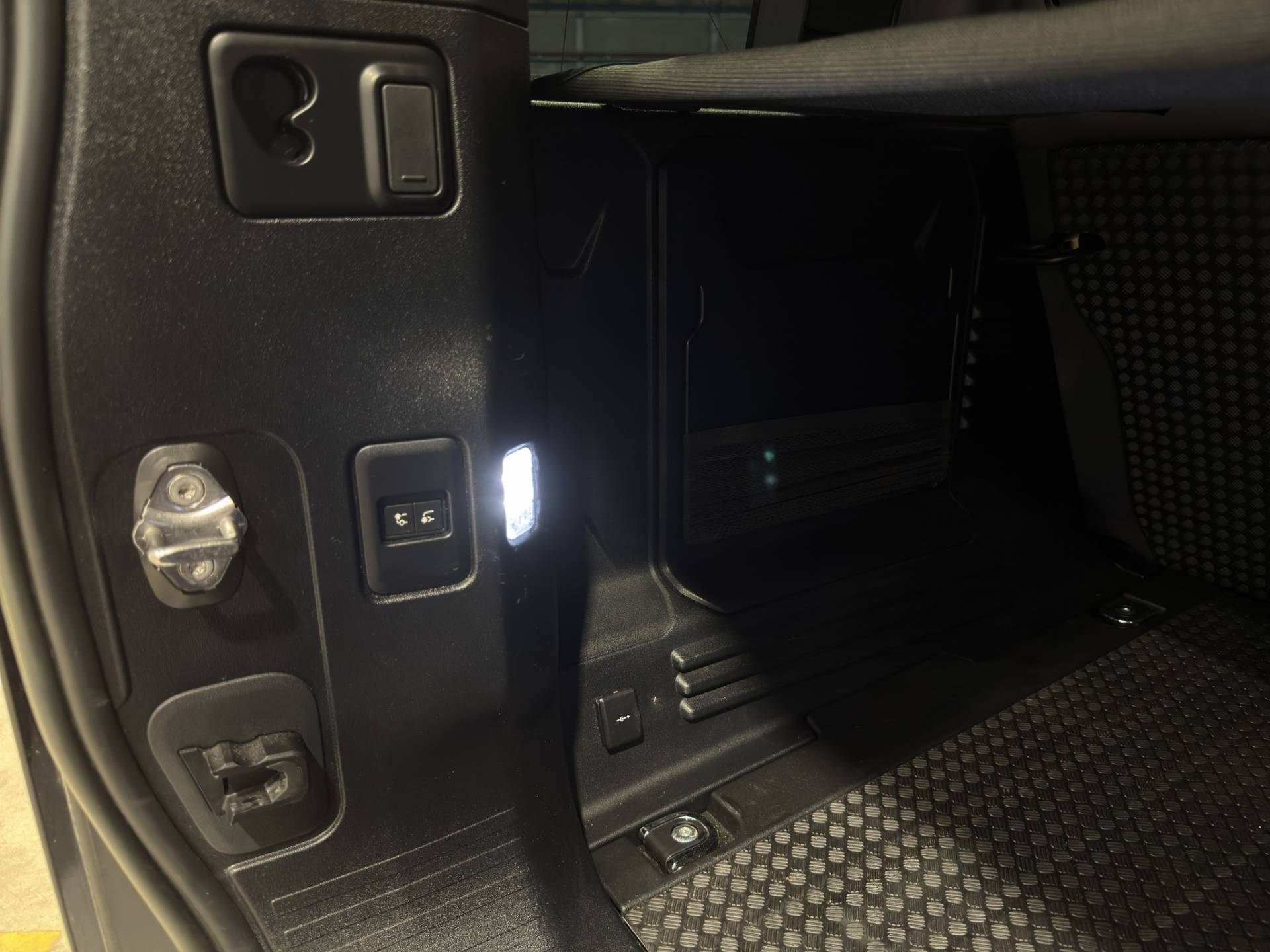 LAND ROVER Defender Defender 110 3.0d i6 mhev SE awd 250cv auto usata in pronta consegna - Brandini