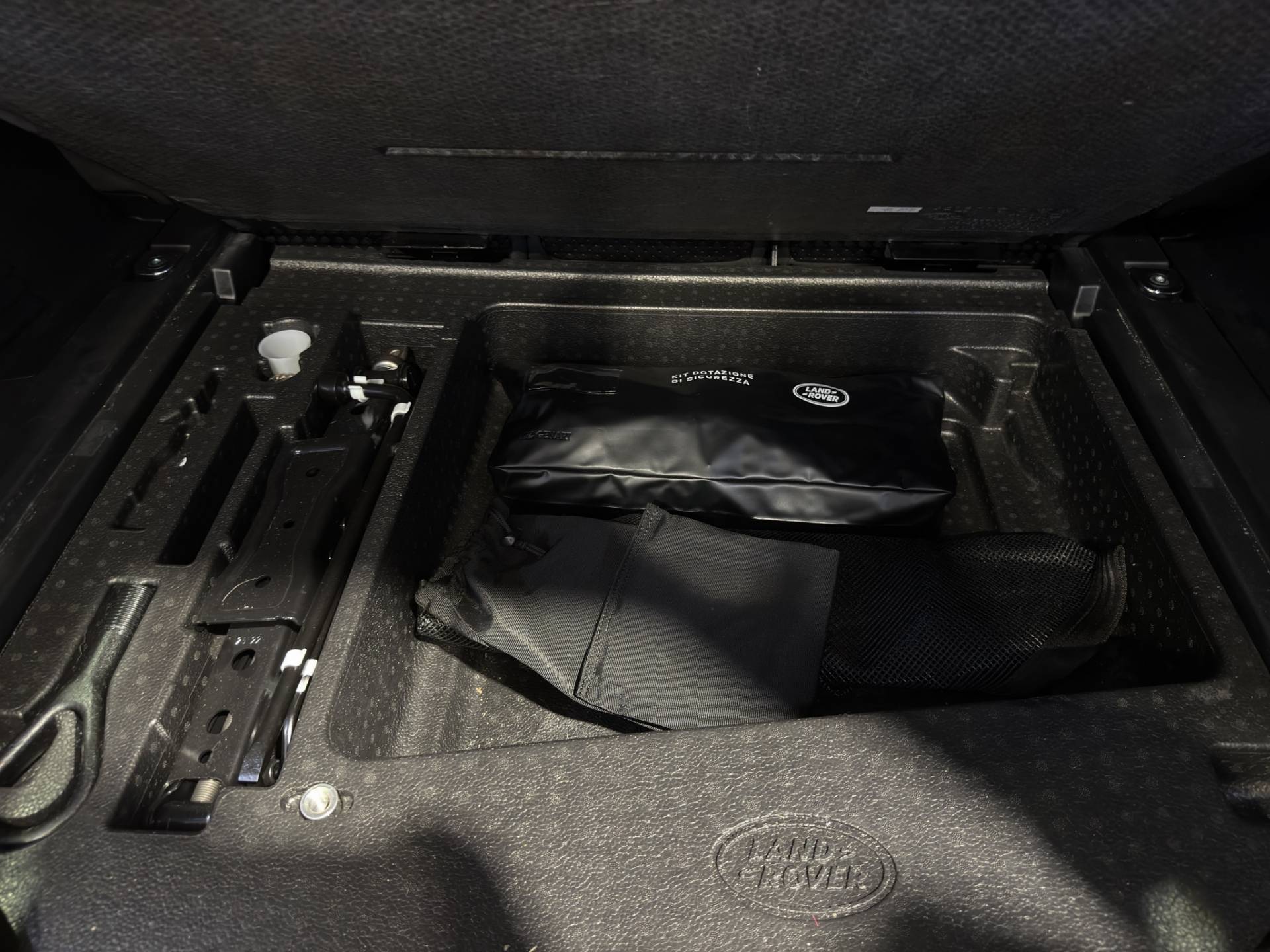 LAND ROVER Defender Defender 110 3.0d i6 mhev SE awd 250cv auto usata in pronta consegna - Brandini