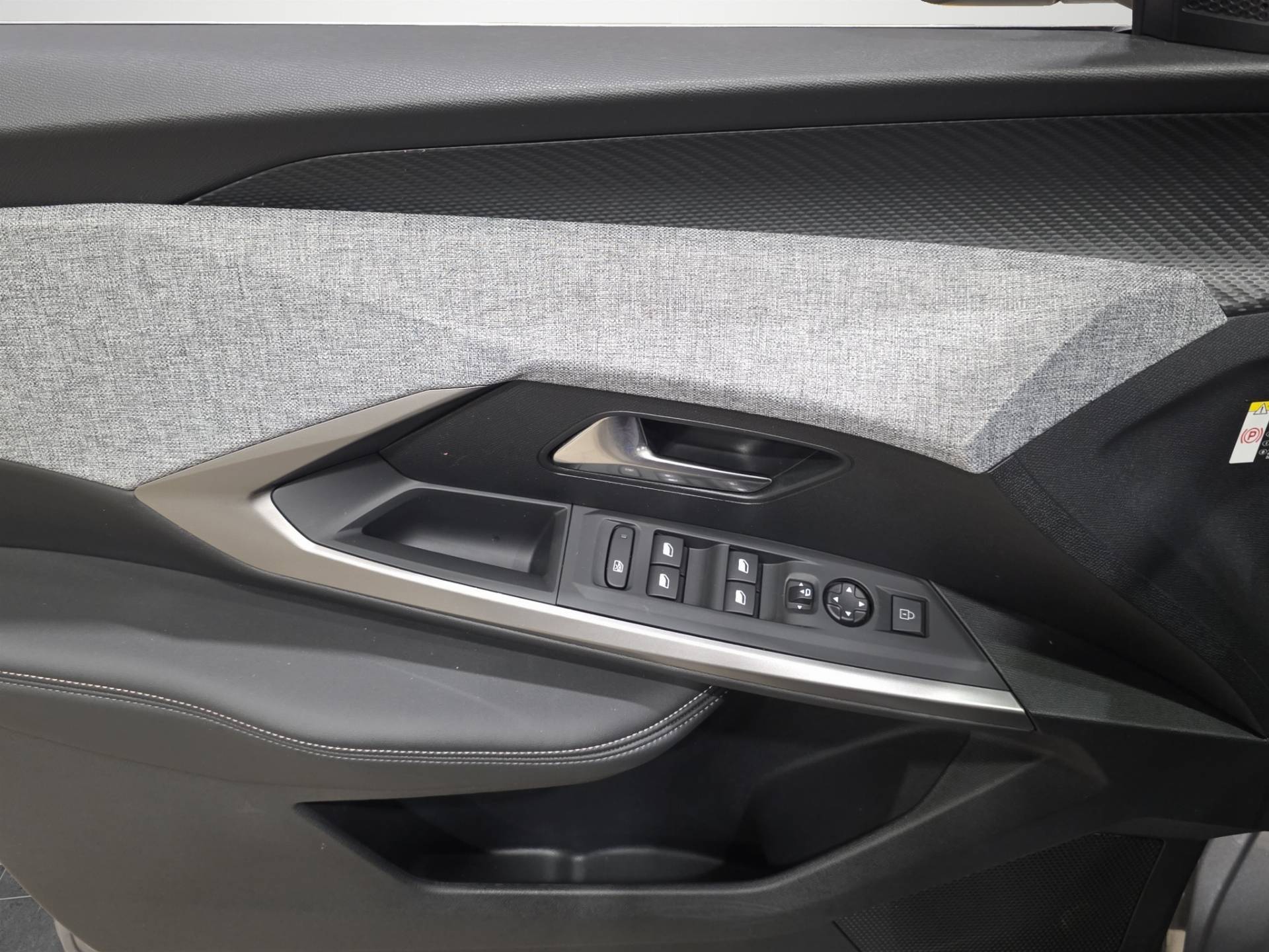 PEUGEOT 3008 3008 1.2 hybrid Allure 145cv e-dcs6 usata in pronta consegna - Brandini