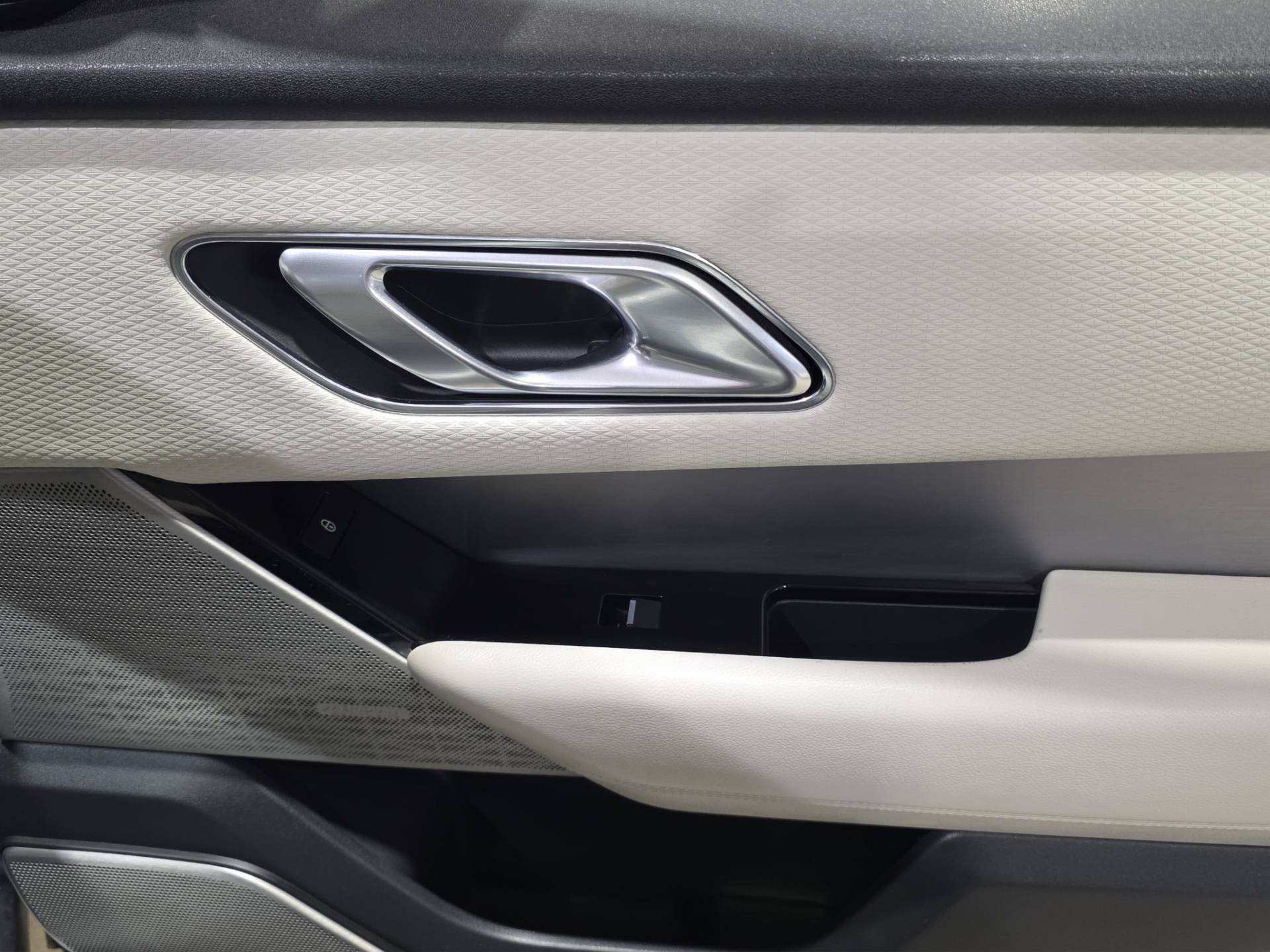 LAND ROVER Range Rover Velar Velar 2.0 i4 R-Dynamic HSE 240cv auto usata in pronta consegna - Brandini
